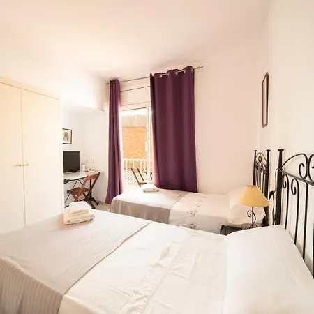 Sitges Beach Hostal סיטגס